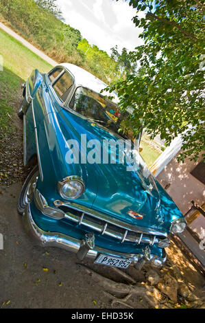 Vertikale Nahaufnahme eines amerikanischen Oldtimers in Kuba. Stockfoto