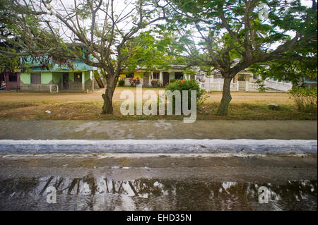 Horizontale Sicht auf eine typische Straße in Kuba nach Regen. Stockfoto