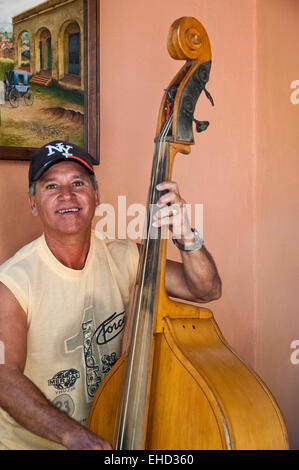 Vertikale Porträt eines Mannes, der Kontrabass spielen und singen an einer Straßenecke in Kuba. Stockfoto