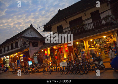 Horizontale Straßenbild in Luang Prabang in der Nacht. Stockfoto