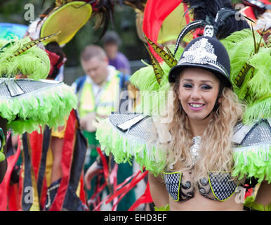 Frau Samba Tänzer in einem Polizisten Helm und eine minimalistische Bikini-Oberteil Stockfoto