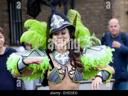 Frau Samba Tänzer in einem Polizisten Helm und eine minimalistische Bikini-Oberteil Stockfoto