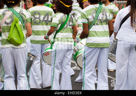 London Schule der Samba-Trommler am Karneval von Hackney Stockfoto