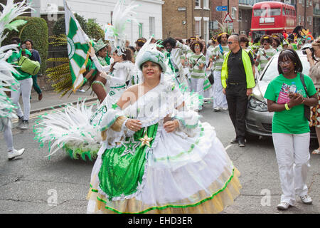 Die London Schule von Samba-Tänzerin am Karneval von Hackney Stockfoto