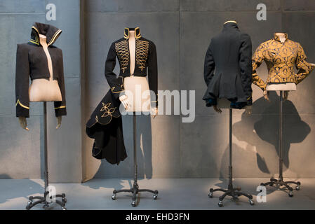 V & A, London, UK. 11. März 2015. Alexander McQueen: Savage Beauty - Fototermin. Die einzige große Retrospektive Ausstellung in Europa die Arbeit der visionäre Modedesigner Lee Alexander McQueen. McQueens Entwürfe sind mit der dramatischen Inszenierung und Sinn des Spektakels Synonym für seine Modenschauen präsentiert. Die Ausstellung läuft vom 14. März bis zum 2. August 2015. Bildnachweis: Malcolm Park Leitartikel/Alamy Live-Nachrichten Stockfoto