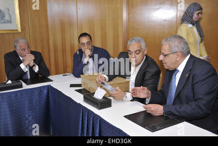 Kairo, Ägypten. 12. März 2015. Ägyptische Premierminister Ibrahim Mahlab während seiner Tour im Pressezentrum in Sharm El Sheikh, Kairo am 12. März 2015 Credit: Stringer/APA Bilder/ZUMA Draht/Alamy Live News Stockfoto