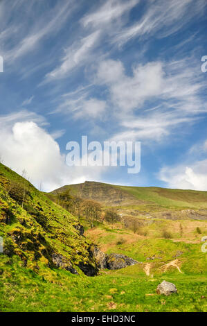 Odin Mine und Mam Tor in der Nähe von Castleton im Peak DIstrict, Derbyshire. Hohen Wolkenfetzen am blauen Himmel. Stockfoto