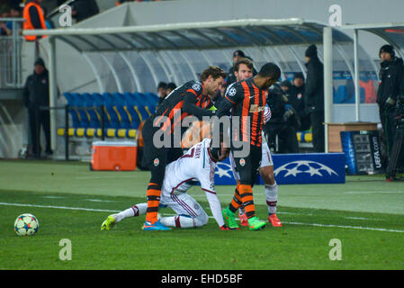 Darijo Srna Reiten auf Franck Ribery während des Spiels zwischen FC Shakhtar Donetsk Vs FC Bayern München. UEFA Championsleague. Stockfoto