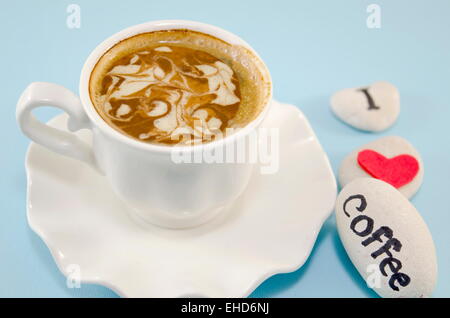 Weiße Tasse Kaffee mit dekorierten Schaum und Felsen sagen: "Ich liebe Kaffee" Stockfoto