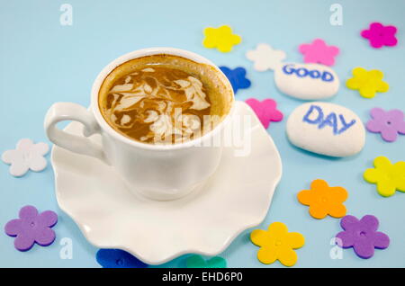 Weiße Tasse Kaffee mit dekorierten Schaum und Felsen sagen: "Ich liebe Kaffee" Stockfoto