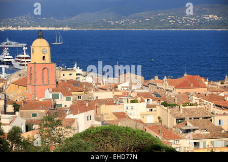 Ansicht von oben über das malerische Dorf von Saint Tropez Stockfoto