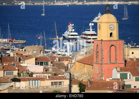 Ansicht von oben über das malerische Dorf von Saint Tropez Stockfoto