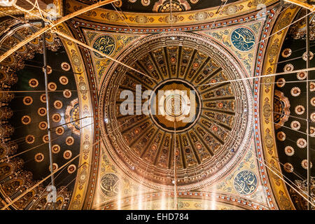 Im Inneren die Kuppeln der großen Moschee von Muhammad Ali Pasha oder Zitadelle Moschee in Kairo. Stockfoto