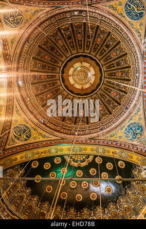 Im Inneren die Kuppeln der großen Moschee von Muhammad Ali Pasha oder Zitadelle Moschee in Kairo. Stockfoto