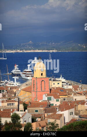 Ansicht von oben über das malerische Dorf von Saint Tropez Stockfoto