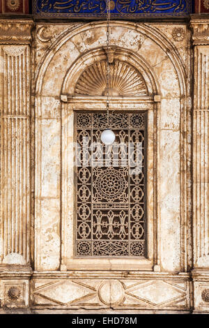 Fenster an der großen Moschee von Muhammad Ali Pasha oder Zitadelle Moschee in Kairo. Stockfoto