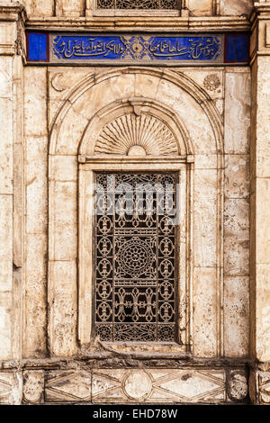 Fenster an der großen Moschee von Muhammad Ali Pasha oder Zitadelle Moschee in Kairo. Stockfoto