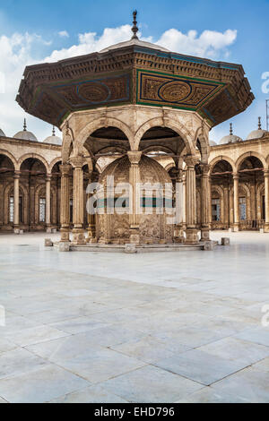 Der Marmor Waschung Brunnen im Hof der großen Moschee von Muhammad Ali Pasha oder Zitadelle Moschee in Kairo. Stockfoto