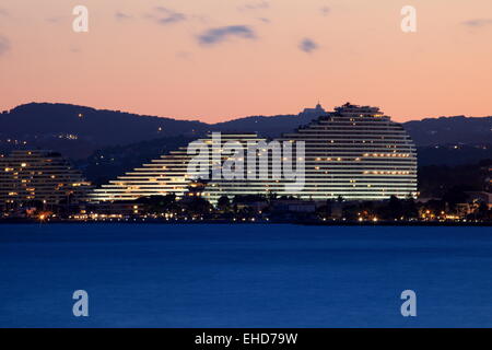 Die zeitgenössische Architektur der Marina Resort nachts beleuchtet Stockfoto