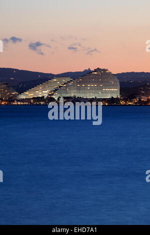 Die zeitgenössische Architektur der Marina Resort nachts beleuchtet Stockfoto