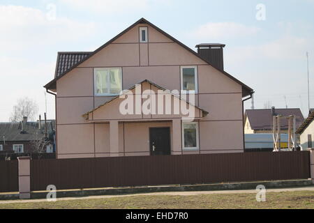 modernen Stil unter Metalldach zwei Ebene Haus mit Garage, März, Vileyka, 2015 Stockfoto