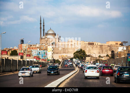Blick auf die Festungsmauern und Moschee von Muhammad Ali Pasha oder Zitadelle Moschee in Kairo. Stockfoto