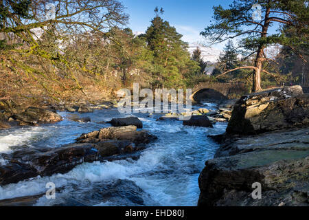 Killin und die Wasserfälle von Dochart Wasserfall im Winter mit Brücke Stockfoto