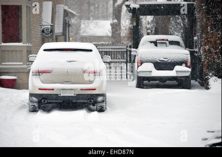 Auf einer Einfahrt geparkten Autos im Schnee in Kanada bedeckt. Stockfoto