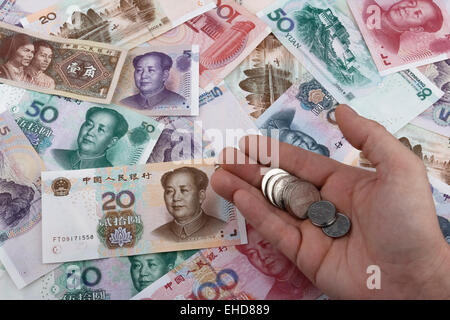 Chinesische Geldzählen (RMB) Münzen, mit RMB Banknoten im Hintergrund. Business-Konzept. Stockfoto