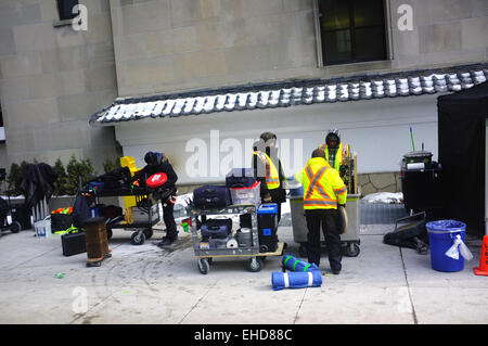 Arbeitnehmer in Warnwesten bereitet einen Film Drehort in Toronto. Stockfoto