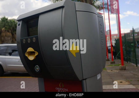 Eine Bezahlung und Anzeige Parkplatz Ticket Automat am Eingang zu einem Parkplatz in Südafrika. Stockfoto