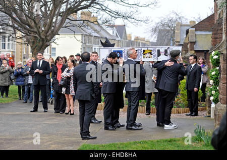 Porthcawl, Wales, UK. 12. März 2015. Beerdigung von Steve Strange bei All Saints Church in Porthcawl heute. Garry Kemp, Martin Kemp und Steve Norman Boy George (Sonnenbrille) tragen den Sarg in die Kirche wie Spandau Ballet Sänger Tony Hadley (links) aussieht. Bildnachweis: Phil Rees/Alamy Live-Nachrichten Stockfoto