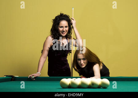 Zwei Mädchen sind Billard spielen. Stockfoto