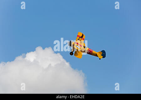 Boeing Stearman A75L-300 Kaydet G-CGPY im Flug über Breigthon Flugplatz Wit Flügel-Walker am Flügel Stockfoto