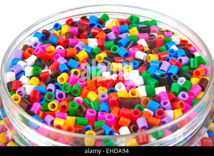 Reihe von bunten Kunststoff kleine Zylinder Spielzeug Stockfoto