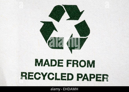 Hergestellt aus recyceltem Papier und Recycling-Logo auf weißem Umschlag – Recycling Recycling-Logo-Symbol Stockfoto