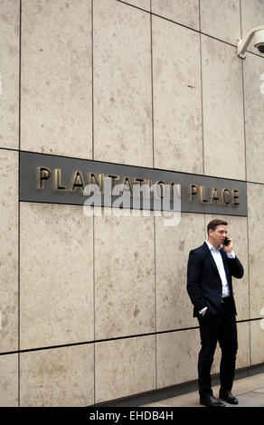 Plantation Platz bei 30 Fenchurch Street mit dem Geschäftsmann am Telefon vor - London-UK Stockfoto