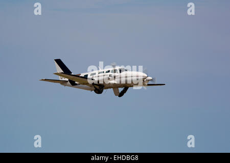 Piper PA-31-350 Häuptling Navajo G-BBNT Massenermittlung mit Fahrwerk ausfahren Stockfoto