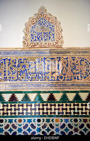 Detail der Arabesque Mudéjar-Stil-Putzarbeiten, Patio de Las Huasaco (Hof der Jungfrauen) Alcazar von Sevilla, Spanien Stockfoto