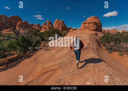Weibliche Abenteurer, die auf Rock-Formation in der Wüste Stockfoto