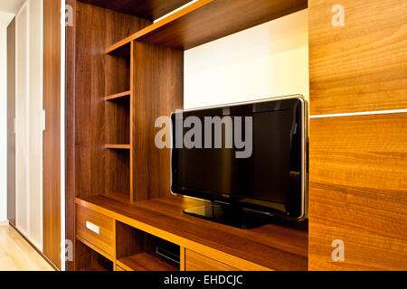 Komfortable Zimmer mit TV und Schränke Stockfoto