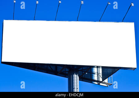 Leere große Plakatwand über blauen Himmel Stockfoto