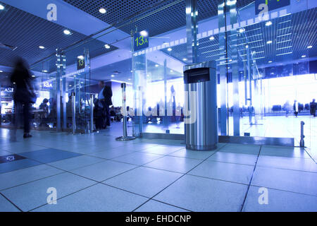 Blaue Tore im Flughafen-terminal Stockfoto