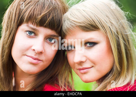 Zwei Mädchen in rot im park Stockfoto