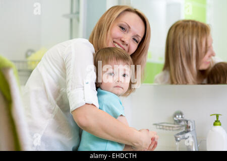 Mutter lehrt Kinder, Hände waschen im Bad Stockfoto