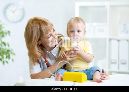 Arzt hält Inhalator Maske für Kind-Atmung Stockfoto