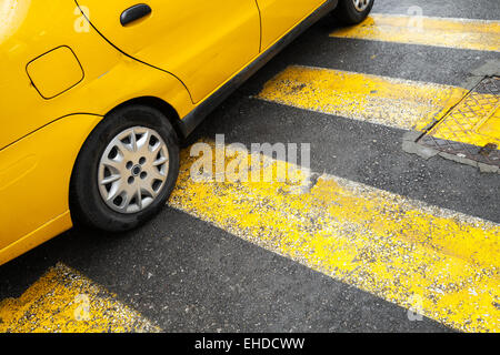 Gelbes Taxi Auto steht auf Fußgängerüberweg mit Linien als eine Straße, die Kennzeichnung Stockfoto