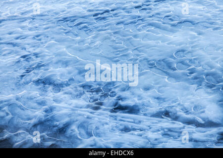 Blaues Eis Schmelzoberfläche auf dem zugefrorenen Flusswasser Stockfoto