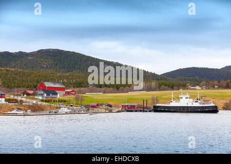 Traditionelle norwegische kleines Dorf mit bunten hölzernen Häuser und Fähre Stockfoto