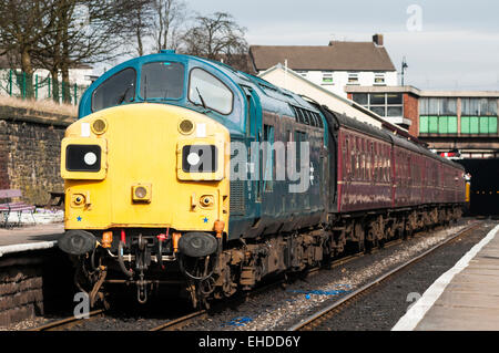 Klasse 37 loco in BR-blaue Farbschema mit einem Personenzug auf der East Lancs Railway Stockfoto